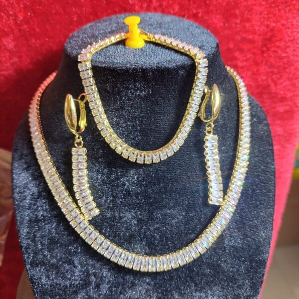 ENSEMBLE CHAINE + BOUCLES + BRACELET  DORE 67621