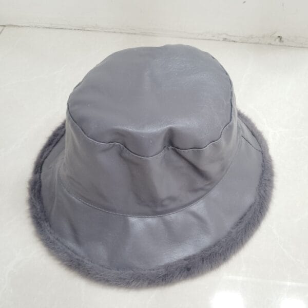 CHAPEAU CLOCHE INTERIEUR EN FOURRURE ELLAS BUCKET HAT GRIS