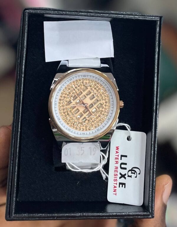 MONTRE RONDE AVEC PAILLETTE DORE 13519-BT